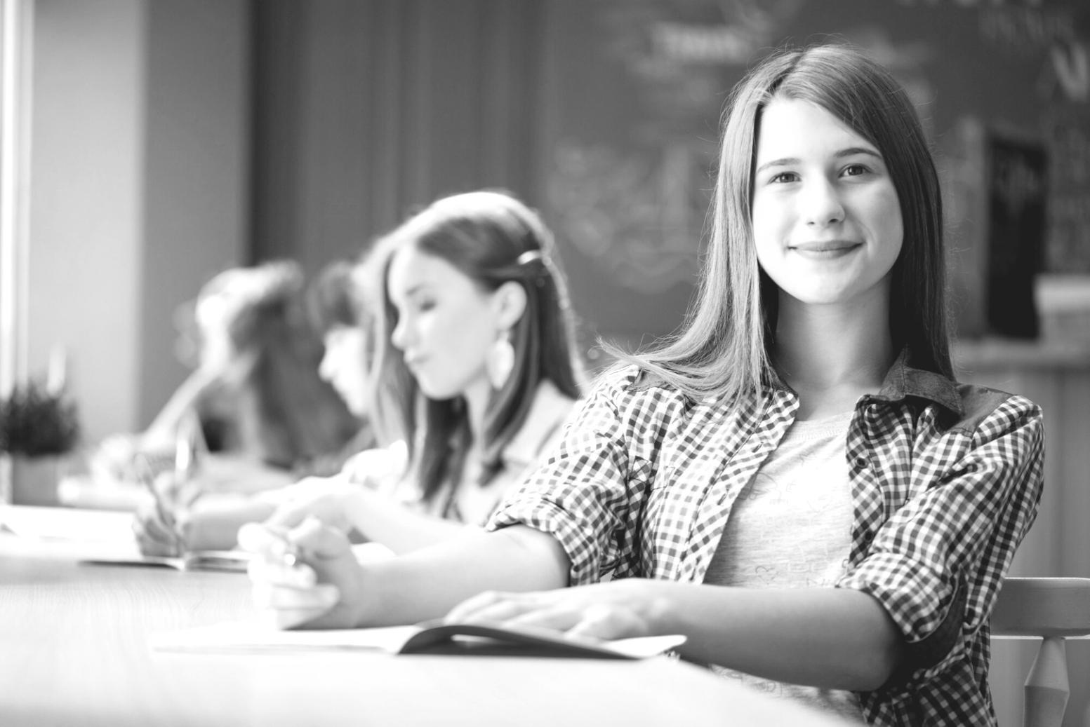 Estudiantes aprendiendo conceptos financieros